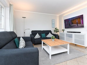 Wohnzimmer mit integriertem Küchenbereich