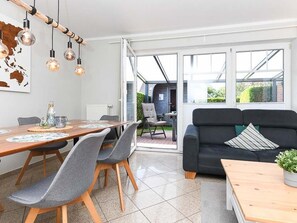 Wohnzimmer mit integriertem Küchenbereich