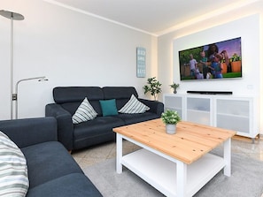 Wohnzimmer mit integriertem Küchenbereich