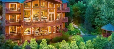 LeConte Estate: Luxe estate on 1.6 acres. 7 ensuite bedrooms. Game room. Outdoor areas including a fire pit, gazebo, pond, creek, swings and horseshoes game. Breathtaking views of the Smokies and just 14 minutes to the Park entrance.