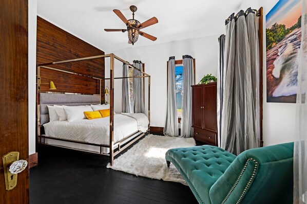 Bedroom 1 - King size bed