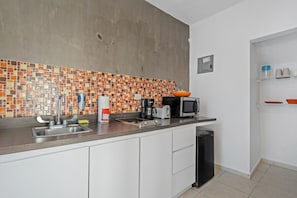 The modern appliances and clean, bright space make cooking a breeze. The colorful backsplash and modern appliances create a bright and cheerful atmosphere that is perfect for cooking and entertaining.