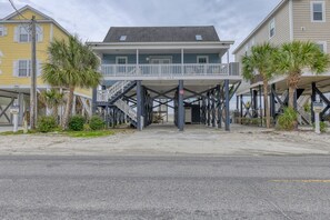 Betty's Bungalow (Formerly Easy Goer)