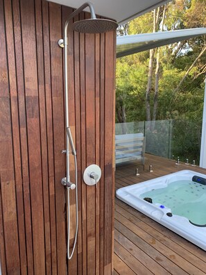 Outdoor spa tub
