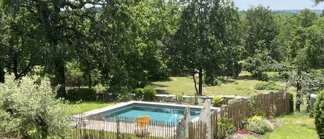 Piscine chauffée et clôturée, avec vue sur les chevaux