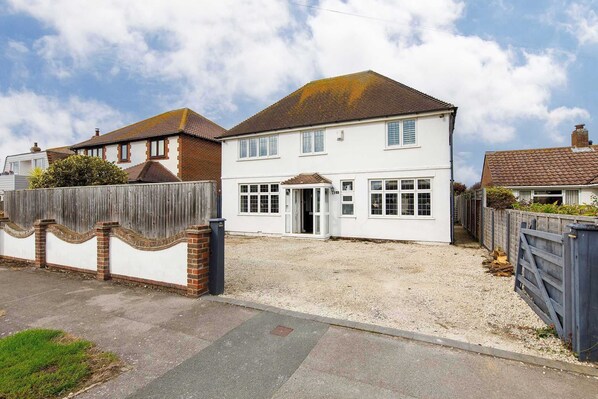 Your perfect seaside escape in West Wittering awaits!