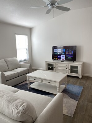 Living room with Roku TV and 125 cable channels.  Sign in to Netflix, Prime etc.