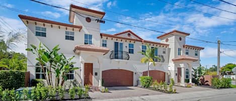 Gorgeous 8 bed 8 bath Complex at Endless Summer in the heart of Fort Lauderdale.