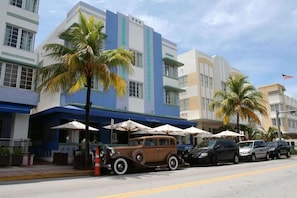 Ocean Drive Retro cars