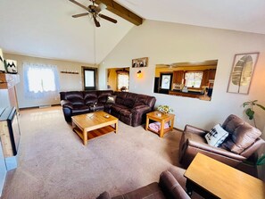 Spacious Livingroom with highspeed internet and smart TV
