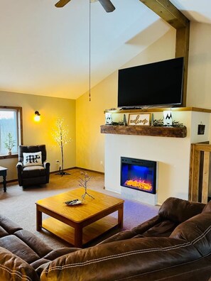 Spacious Livingroom with highspeed internet and smart TV and electric fireplace.