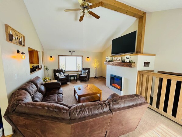 Spacious Livingroom with highspeed internet and smart TV