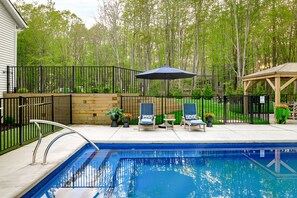Stretch out on loungers, sip something cool, and soak up the peaceful forest views. It’s your own luxury retreat in the trees.