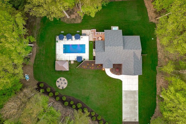 Escape to Chillin Away in South Haven! 🌿✨ Relax in your private heated pool, soak in the hot tub, and enjoy family fun with a game room, cotton candy machine, and more!