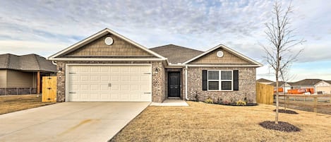 Siloam Springs Vacation Rental | 3BR | 2BA | Step-Free Access | 1,480 Sq Ft