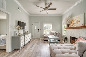 Living Room | Main Floor | Central Air Conditioning | Smart TV