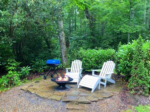 Great, private firepit and charcoal grill