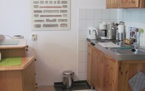 Ferienwohnung 30 qm, 1 Wohn-/Schlafraum für max. 2 Personen-Küchenzeile