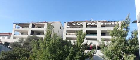 Cielo, Edificio, Ventana, Árbol, Diseño Urbano, Barrio Residencial, Condominio, Planta, Bienes Raíces, Fachada