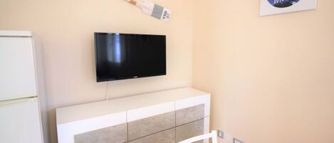 Televisione, Costruzione, Legna, Interior Design, Set Televisivo, Scaffalature, Pavimento, Pavimentazione, Cabinetry, Focolare