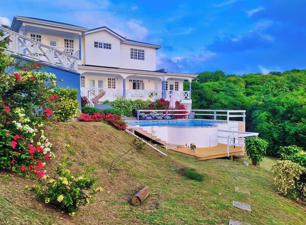 Ridgemont is a spacious 4 bed, 3.5 bath modern house set in beautiful settings