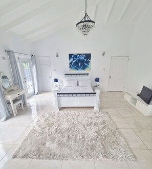 Large master bedroom, with Airconditioning, walking closet and ensuite bathroom