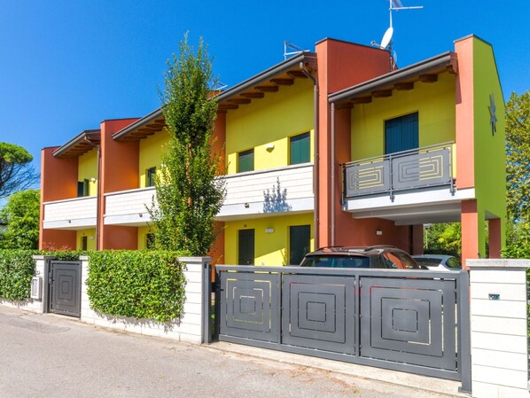 Sky, Property, Building, Plant, Tree, Blue, Window, House, Residential Area