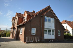 Eingangsbereich / Parkplatz
