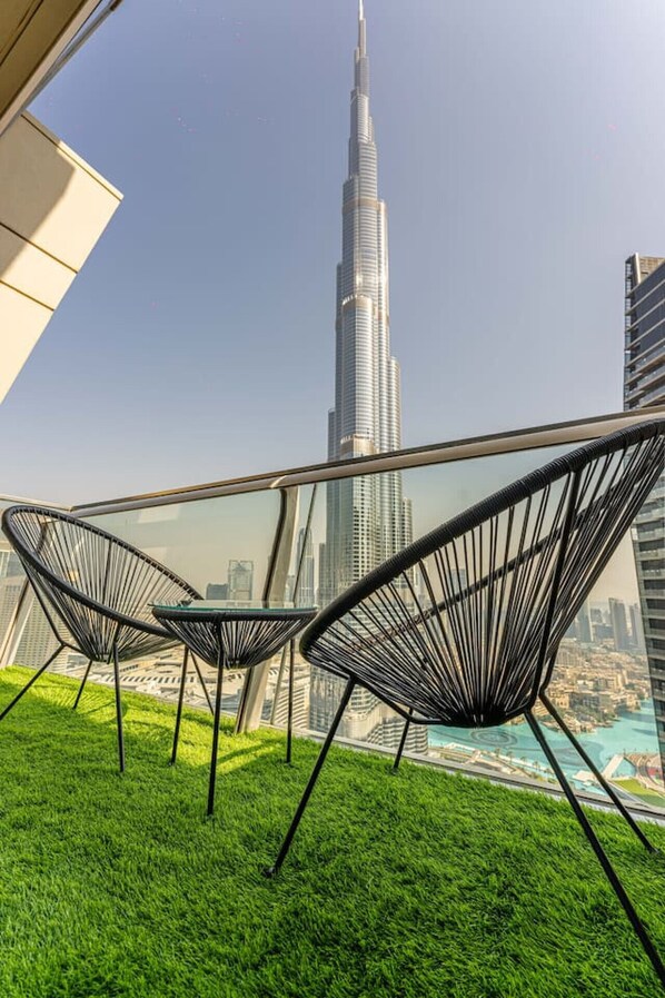 Rooftop Terrace: Sip cocktails while marveling at the iconic Burj Khalifa views!