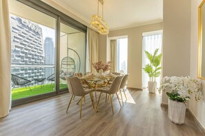 Dining Room: Elegant dining with stunning views—perfect for unforgettable meals and gatherings!