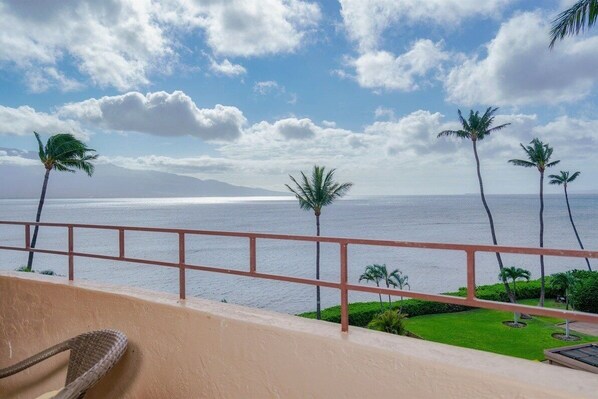 Morning coffee hits different with this oceanfront view—watch whales, sunsets, and palm trees sway from your private lanai in the heart of paradise. 🌺🌊