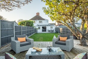 Golf Cottage, West Runton: Dine and relax in the fully enclosed garden