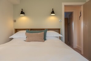 Golf Cottage, West Runton: Master bedroom with king-size bed