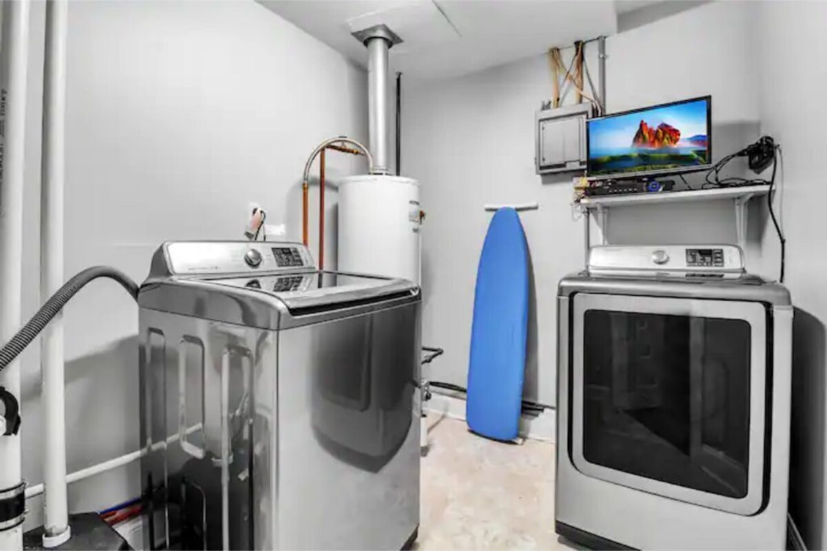 Meticulous Main St. Ranch 2 Bedroom Luxury Apt. Rear Unit
