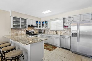 23-Landon-By-The-Sea-2-Kitchen