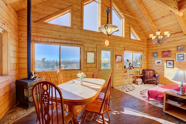 Dining area that seats up to 6 guests.