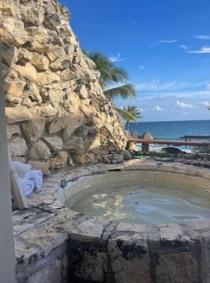 Outdoor spa tub
