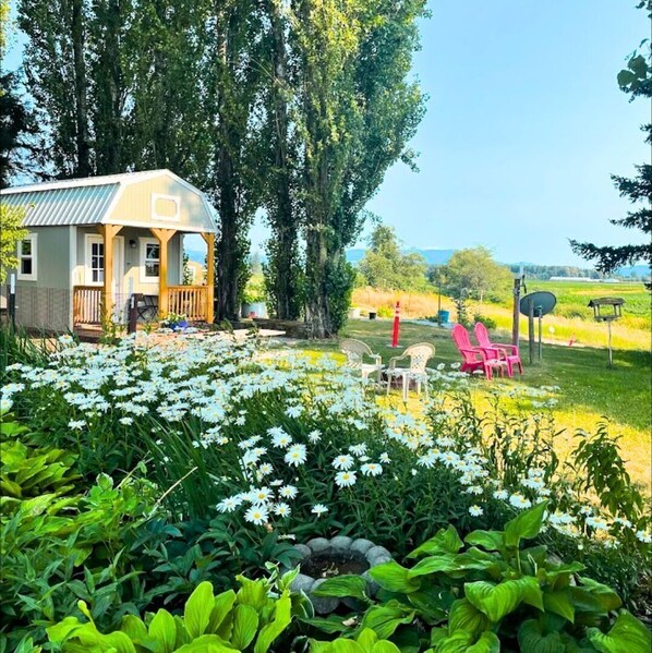 Cozy glamping retreat in the Little Barn