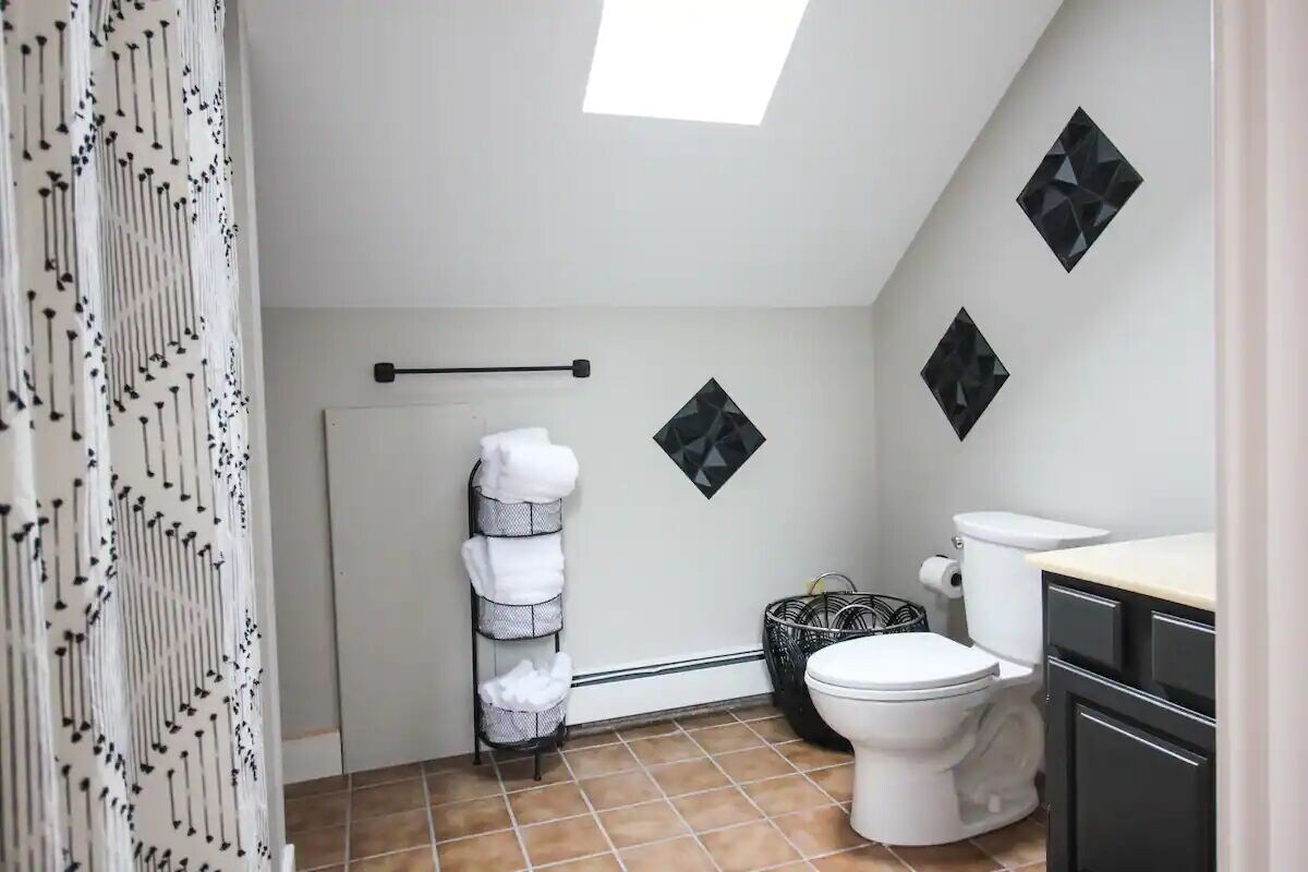 Loft on Main – DWTN, Beach, PVT Deck, Coffee Bar