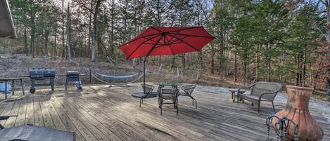 Deck | Charcoal Grill | Gas Grill | Dining Table | Lounge Chairs | Hammock