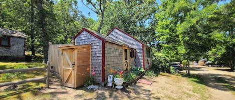 Cozy two bedroom cottage in Truro