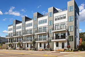 ¡Trabaja duro, juega duro! ¡Tenemos la casa de alquiler vacacional perfecta en Virginia Beach esperando a su familia!