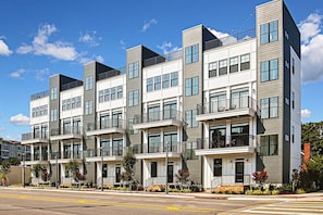 ¡Trabaja duro, juega duro! ¡Tenemos la casa de alquiler vacacional perfecta en Virginia Beach esperando a su familia!