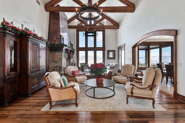 Home Decor, Table, Furniture, Living Room, Indoors