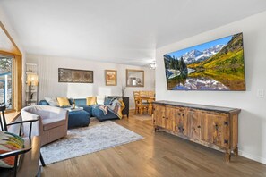 75 inch TV is perfect for watching the game or relaxing after a day of exploring. Keeps guests occupied during meal prep. 75 inch Roku TV for your streaming accounts.