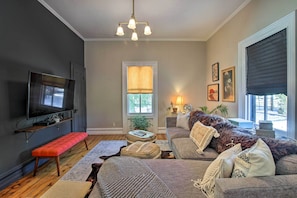 Living Room | Smart TV w/ Cable