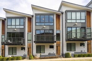 Exterior front view of the unit┆Modern and peaceful neighborhood