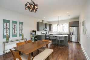 Dining area perfect to enjoy meals with your family and friends!