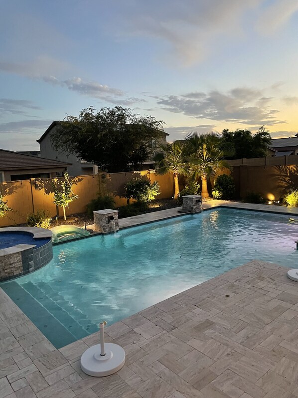 Heated Pool & Hot tub! 