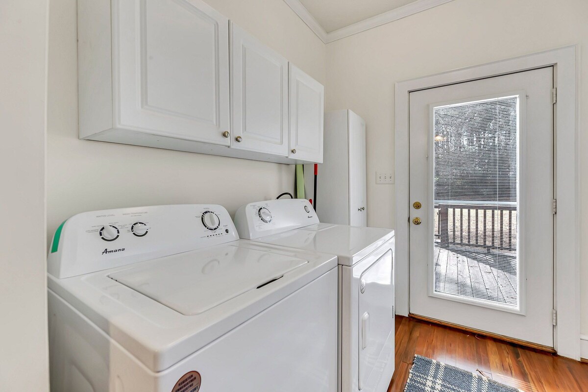 Quiet Cottage – King Bed – Near wedding venue & Restaurants – Long Term Allowed